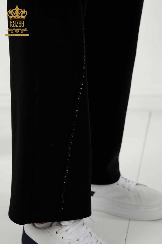 Hurtownia dresu damskiego w kolorze czarnym z haftem w kamienie - 17549 | KAZEE