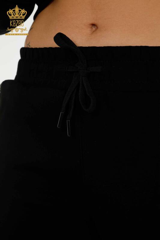 Hurtownia dresu damskiego w kolorze czarnym z haftem w kamienie - 17597 | KAZEE
