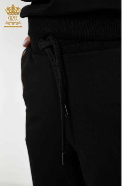 Hurtownia dresu damskiego w kolorze czarnym z haftem w kamienie - 17480 | KAZEE - Thumbnail