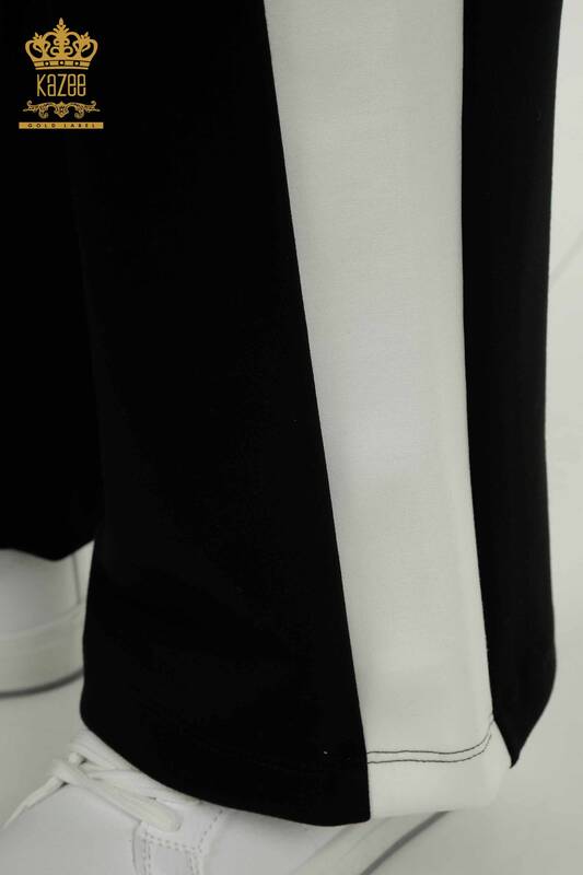 Hurtownia dresów damskich z futerkiem i szczegółową kieszenią z kapturem w kolorze czarnym - 17558 | KAZEE