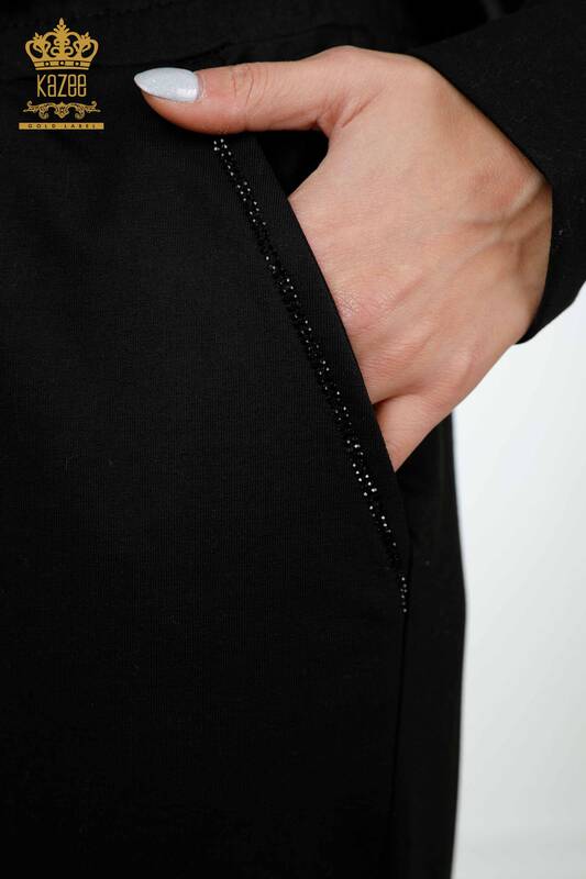 Hurtownia dresu damskiego w kolorze czarnym z haftem w kamienie - 17449 | KAZEE