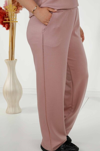Hurtownia dresów damskich z haftowaną kieszenią w kolorze różowym - 20391 | KAZEE - Thumbnail