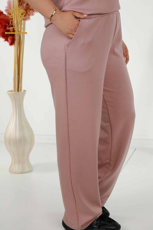 Hurtownia dresów damskich z haftowaną kieszenią w kolorze różowym - 20391 | KAZEE