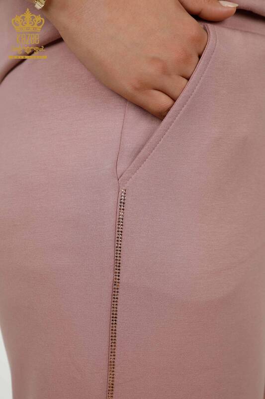 Hurtownia dresów damskich z haftowaną kieszenią w kolorze różowym - 20391 | KAZEE