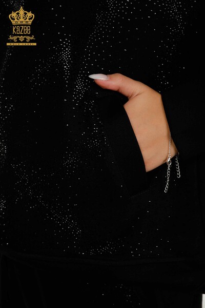 Hurtownia dresu damskiego w kolorze czarnym z haftem z kryształowymi kamieniami - 17557 | KAZEE - Thumbnail