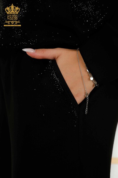 Hurtownia dresu damskiego w kolorze czarnym z haftem z kryształowymi kamieniami - 17557 | KAZEE - Thumbnail