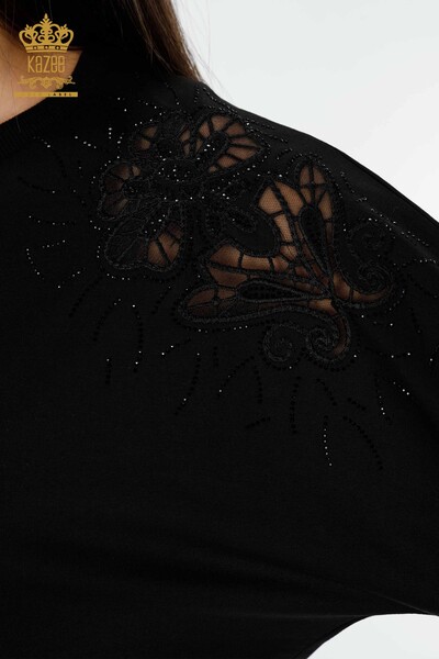 Hurtownia dresu damskiego w kolorze czarnym z kwiatowym wzorem - 17464 | KAZEE - Thumbnail