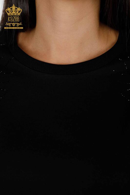 Hurtownia dresu damskiego w kolorze czarnym z kwiatowym wzorem - 17464 | KAZEE