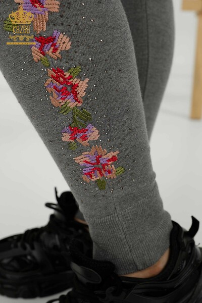 Hurtownia dresu damskiego szarego z wzorem kwiatowym - 16658 | KAZEE - 8