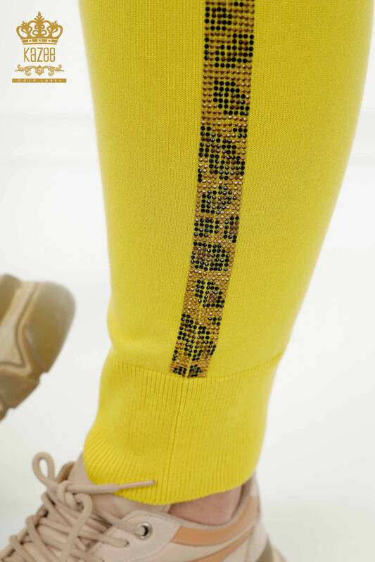 Hurtownia dresów damskich w kolorze żółtym z wzorem tygrysa - 16260 | KAZEE