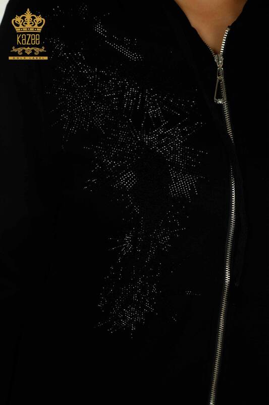 Hurtownia dresu damskiego w kolorze czarnym z haftem w kamienie - 17560 | KAZEE