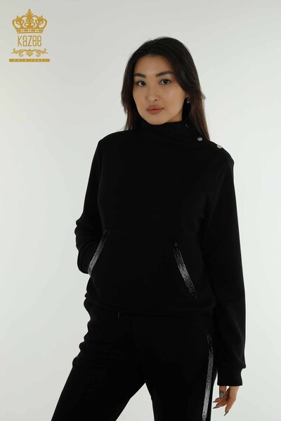 Hurtownia dresu damskiego w kolorze czarnym z kieszeniami z haftem w kamienie - 17563 | KAZEE - 2