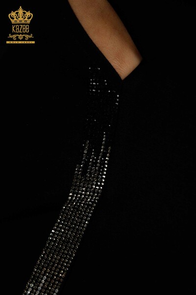 Hurtownia dresu damskiego w kolorze czarnym z kieszeniami z haftem w kamienie - 17563 | KAZEE - Thumbnail