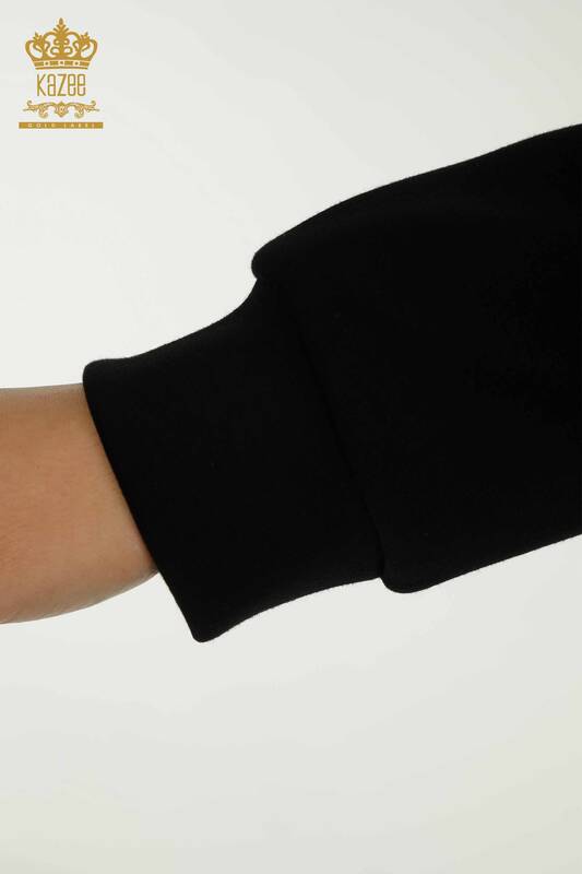 Hurtownia dresu damskiego w kolorze czarnym z kieszeniami z haftem w kamienie - 17563 | KAZEE