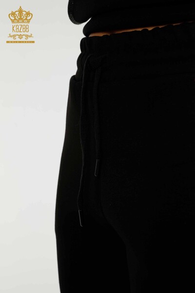 Hurtownia dresu damskiego w kolorze czarnym z haftem w kamienie - 17592 | KAZEE - Thumbnail