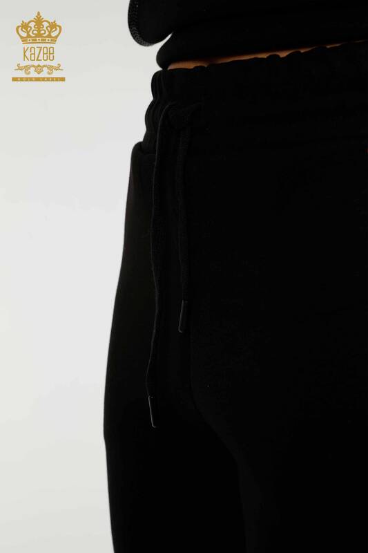 Hurtownia dresu damskiego w kolorze czarnym z haftem w kamienie - 17592 | KAZEE
