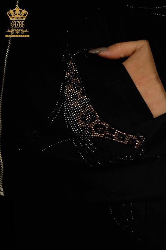 Hurtownia damskich dresów z haftowaną kieszenią z kapturem i kamieniami, szczegółowa czerń - 17596 | KAZEE