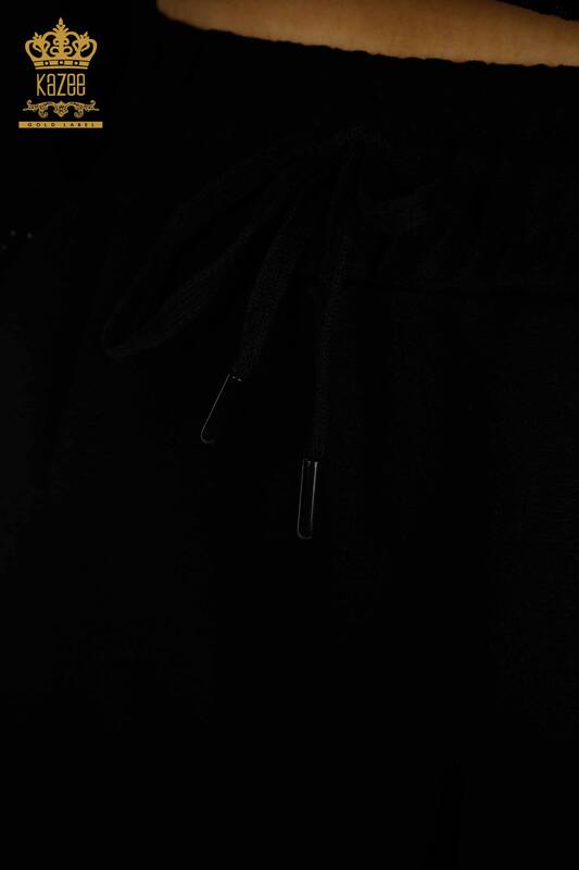 Hurtownia damskich dresów z haftowaną kieszenią z kapturem i kamieniami, szczegółowa czerń - 17596 | KAZEE