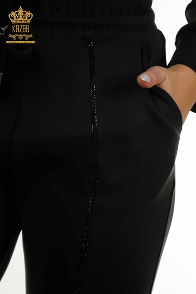 Hurtownia dresu damskiego w kolorze czarnym z haftem w kamienie - 17628 | KAZEE - Thumbnail