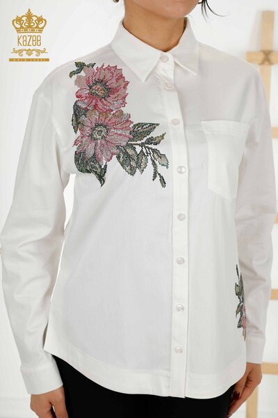 Camicia da donna all'ingrosso Fiori colorati ricamati Ecru - 20234 | KAZEE - Thumbnail