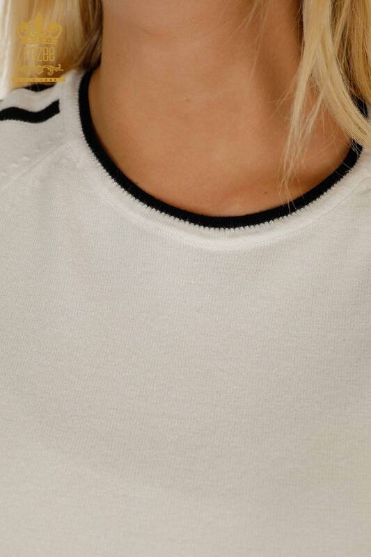 All'ingrosso Maglione di maglieria da donna - A righe - Due colori - nero ecru - 30678 | KAZEE
