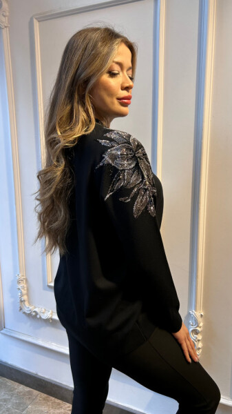 كنزة صوفية محبوكة بتفاصيل على الكتف، أسود - 3221 | كازي (طقم من 3 قطع مقاس XL-2XL-3XL) - 4