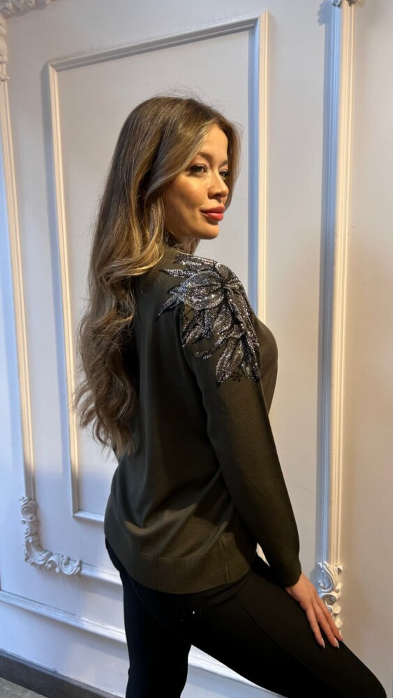 كنزة صوفية محبوكة بتفاصيل على الكتف، لون كاكي - 3221 | كازي (طقم من 3 قطع مقاس XL-2XL-3XL) - 3