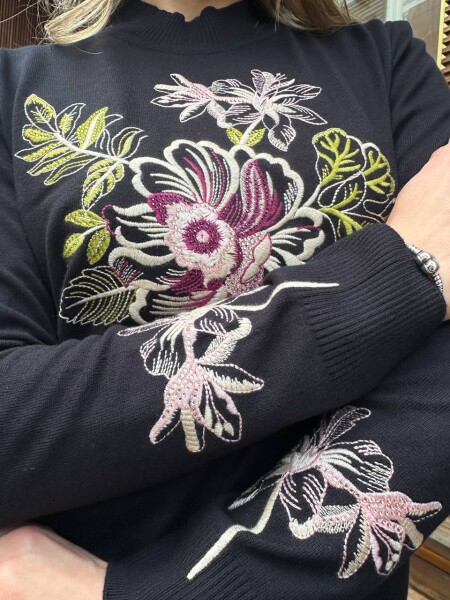 كنزة محبوكة - تطريز زهري - أسود - 32088 | كازي (طقم من 3 قطع M-L-XL) - 4