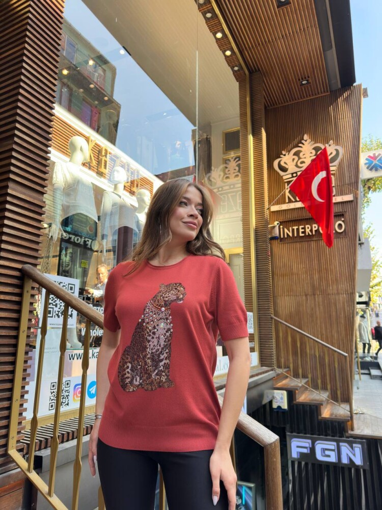 كنزة صوفية محبوكة بنقشة النمر، لون بني فاتح - 32208 | كازي (طقم من 3 قطع، مقاسات L-XL-2XL) - 3