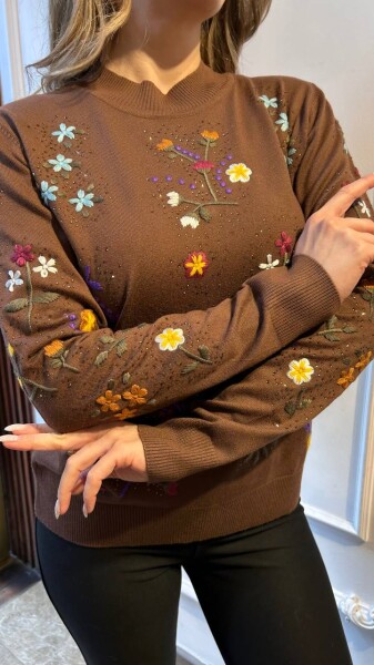 كنزة محبوكة - بنقشة زهور - بني - 32168 | كازي (طقم من 3 قطع L-XL-2XL) - 3