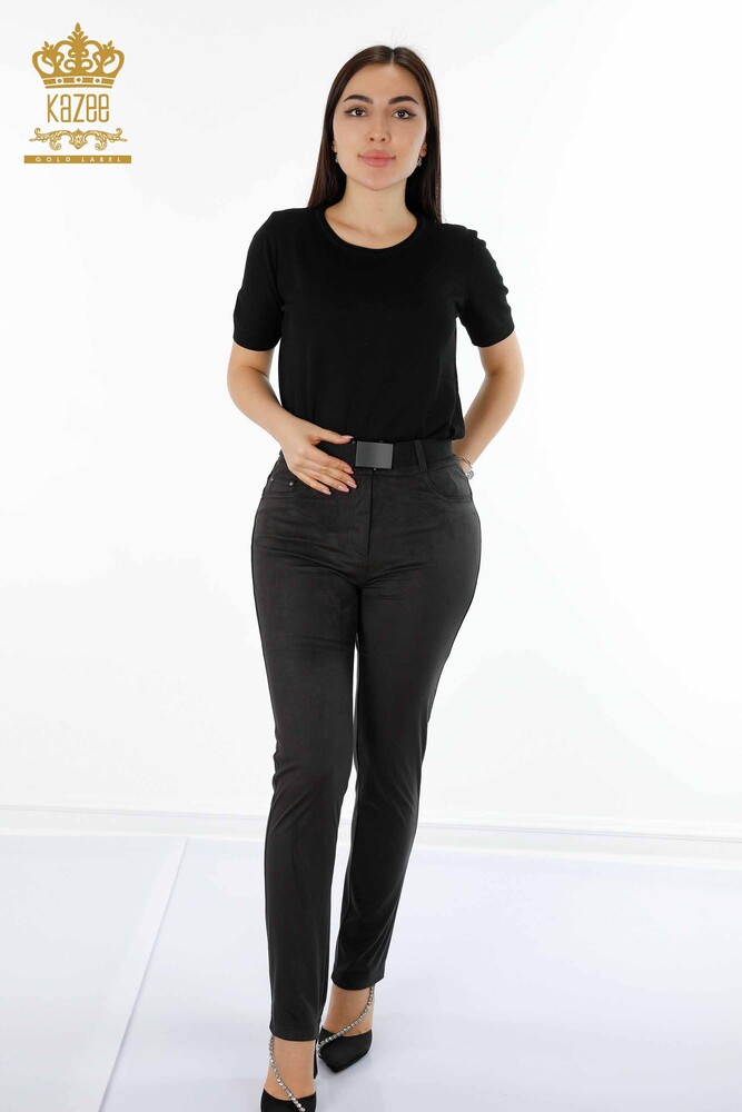 Mujer Vestida Con Top Negro Y Pantalones Negros · Foto de stock