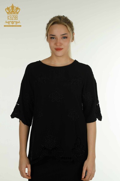 Venta al por mayor Blusa de Mujer con Bordado Floral Negro - 79127 | KAZEE