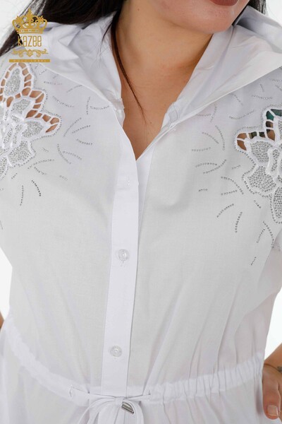 Venta al por mayor Vestido camisero de mujer con patrón floral con capucha blanco - 20217 | kazee - Thumbnail