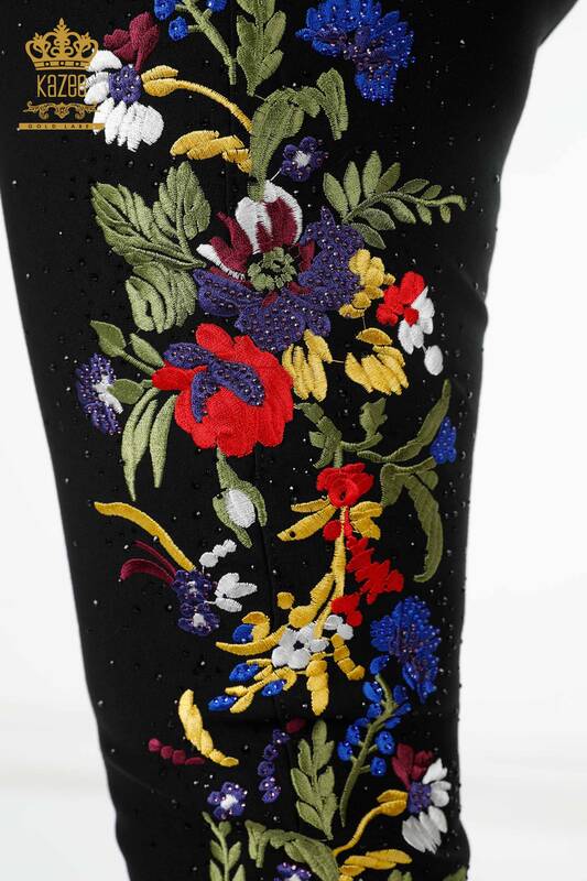 Venta al por mayor Pantalones de mujer con bolsillos detallados de flores coloridas bordadas - 3619 | kazee