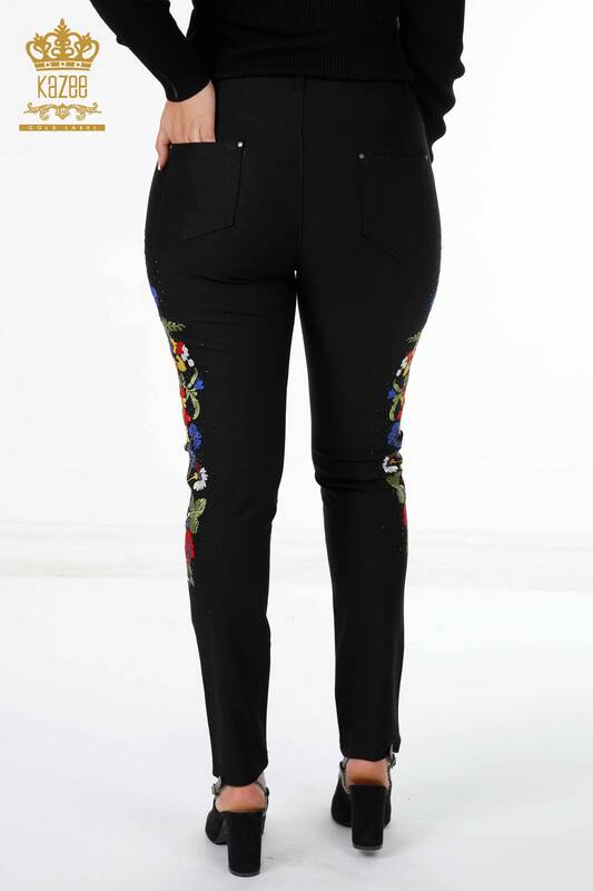 Venta al por mayor Pantalones de mujer con bolsillos detallados de flores coloridas bordadas - 3619 | kazee