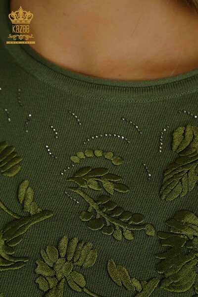 Женский вязаный свитер оптом с цветочной вышивкой цвета хаки - 16849 | КАZEE - Thumbnail
