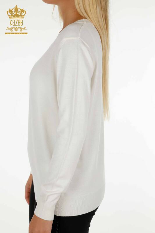 Базовый женский трикотажный свитер с логотипом цвета экрю оптом - 11052 | КАZEE