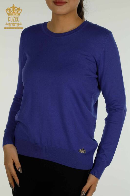 Женский вязаный свитер базового фиолетового цвета с логотипом оптом - 11052 | КАZEE