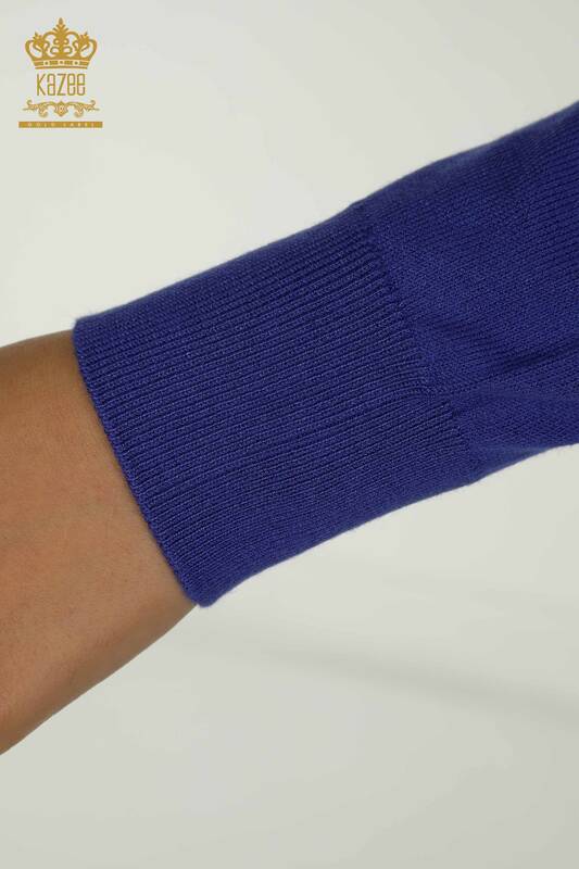 Женский вязаный свитер базового фиолетового цвета с логотипом оптом - 11052 | КАZEE