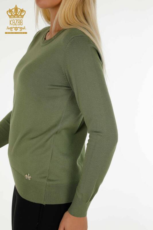 Женский трикотажный свитер оптом с базовым логотипом цвета хаки - 11052 | КАZEE