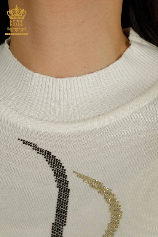 Женский вязаный свитер оптом с вышивкой камнями экрю - 30096 | КАZEE
