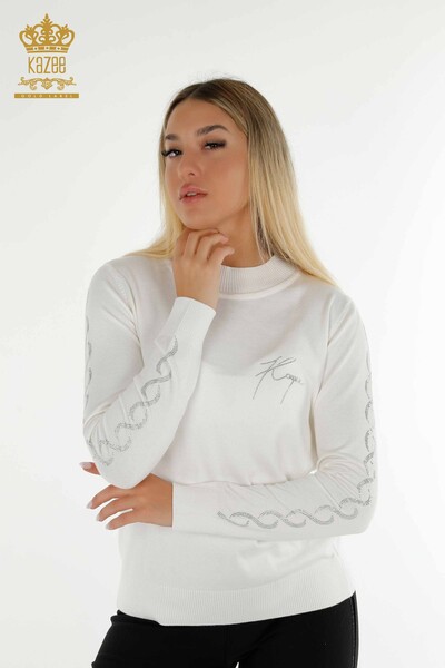 Женский вязаный свитер оптом с вышивкой камнями экрю - 30553 | КАZEE