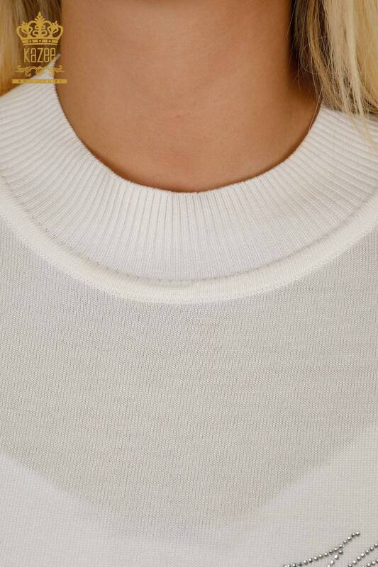 Женский вязаный свитер оптом с вышивкой камнями экрю - 30553 | КАZEE