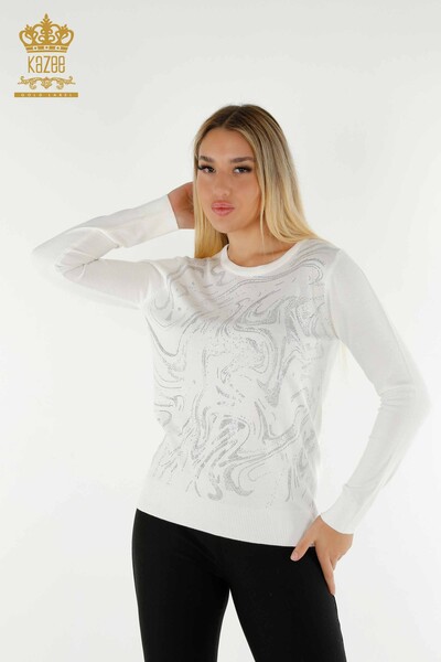 Женский вязаный свитер оптом с вышивкой камнями экрю - 30594 | КAZEE