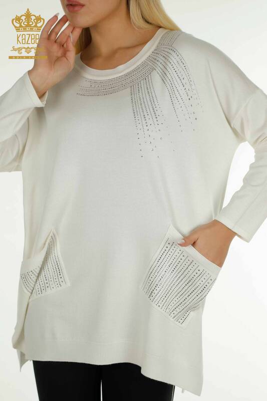 Женский вязаный свитер оптом с вышивкой камнями экрю - 30623 | КAZEE