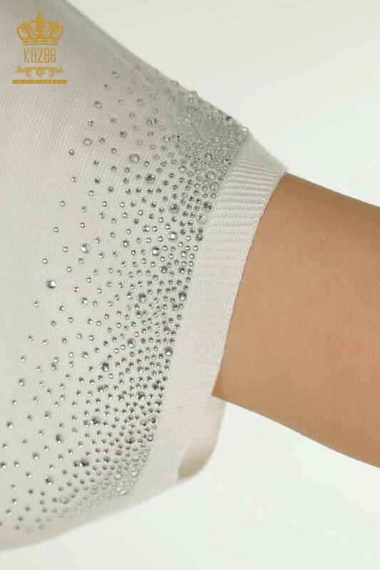 Женский вязаный свитер оптом с вышивкой камнями экрю - 30761 | КАZEE