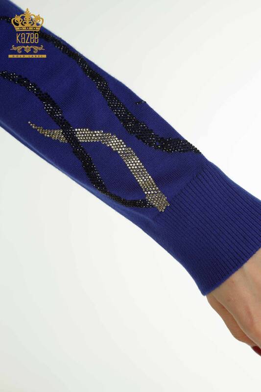 Женский трикотажный свитер оптом Сакс с вышивкой камнями - 30096 | КАZEE