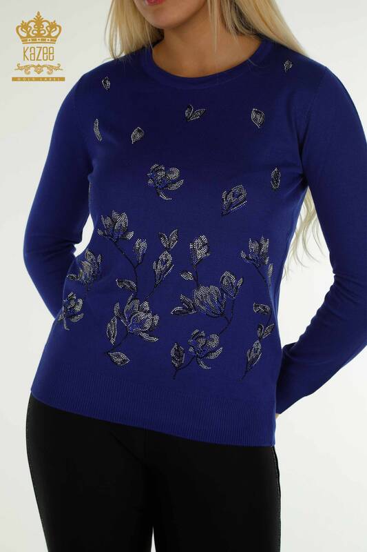 Женский вязаный свитер оптом Сакс с вышивкой камнями - 30471 | КАZEE