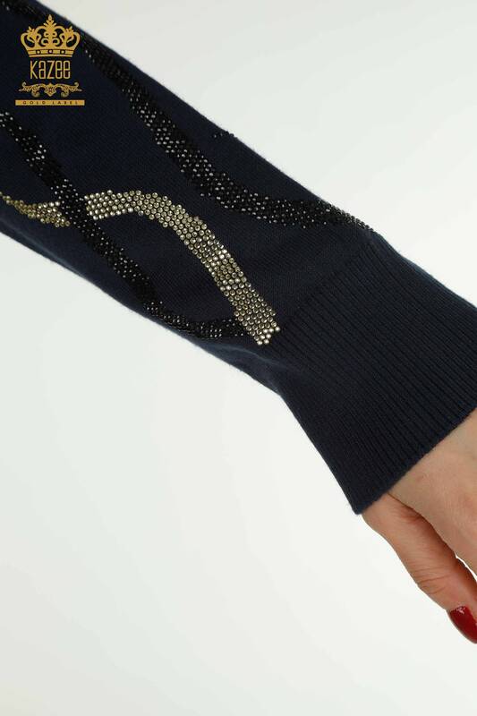 Оптовая продажа женского трикотажного свитера с вышивкой камнями темно-синего цвета - 30096 | КАZEE