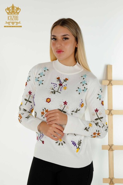 Kazee - Женский вязаный свитер оптом с разноцветной цветочной вышивкой цвета экрю - 16445 | КАZEE